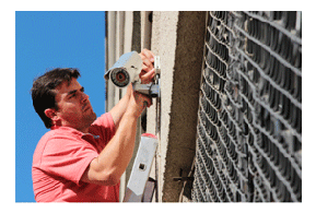 Tecnico che installa una telecamera